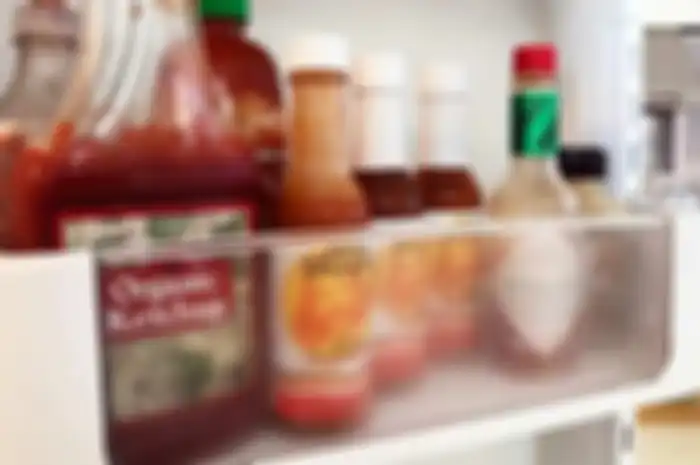 Bahaya kebiasaan simpan saus sambal di pintu kulkas, hati-hati!