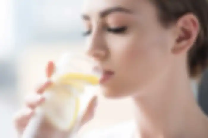 Ilustrasi cara buang racun dalam tubuh di pagi hari (minum air lemon)