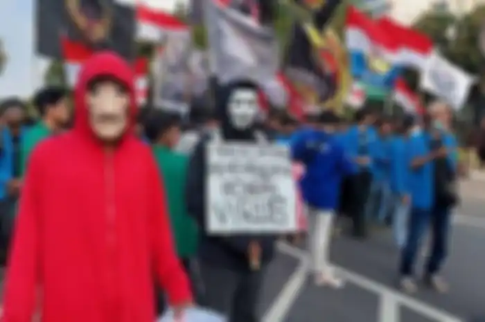 Pelajar di Jakbar malah disuruh selfie dan melaporkan diri ke sekolah bahwa mereka di rumah, jika ketahuan unjuk rasa, ada ancaman KJP Dicabut dan DO.  