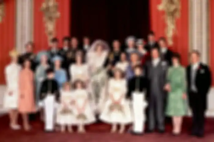 Foto keluarga yang diambil sesaat setelah pernikahan Pangeran Charles dan Putri Diana berlangsung