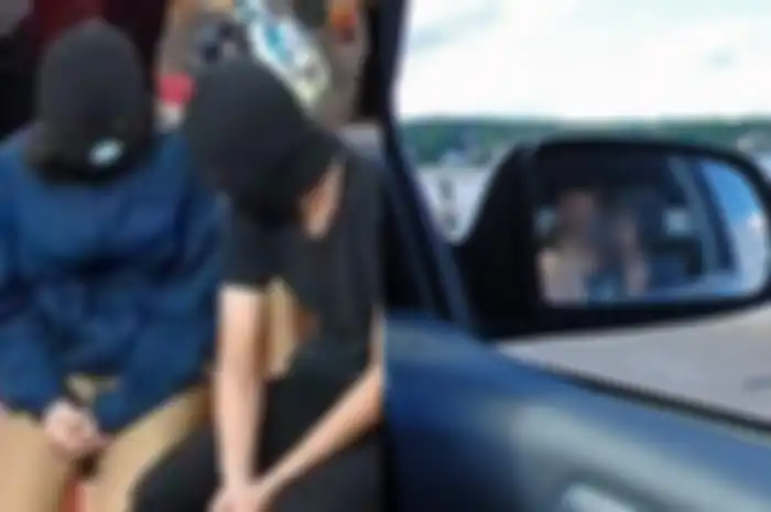 Ibu muda kepergok bercinta di mobil bareng teman kantor