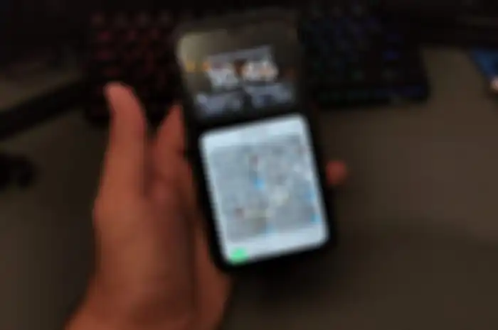 Tampilan ketika ingin menambah widget iOS 16 di layar kunci iPhone.
