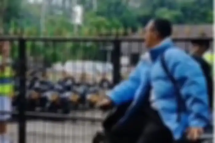 Guru-guru di SMKN Bangli, Bali datang terlambat dan tidak boleh masuk ke sekolah