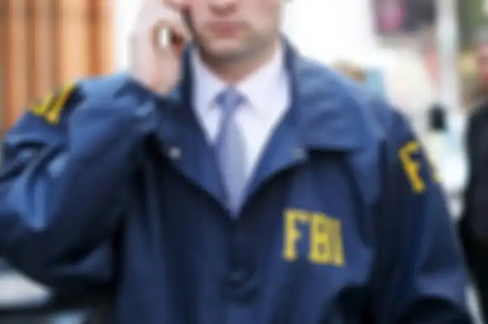 Ilustrasi agen FBI menyelidiki kasus serangan hacker