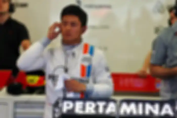 Ini 9 foto aksi Rio Haryanto mengibarkan Merah Putih di pentas F1. Sayang harus berhenti karena kurang uang. Siap nikahi Larissa Chou?