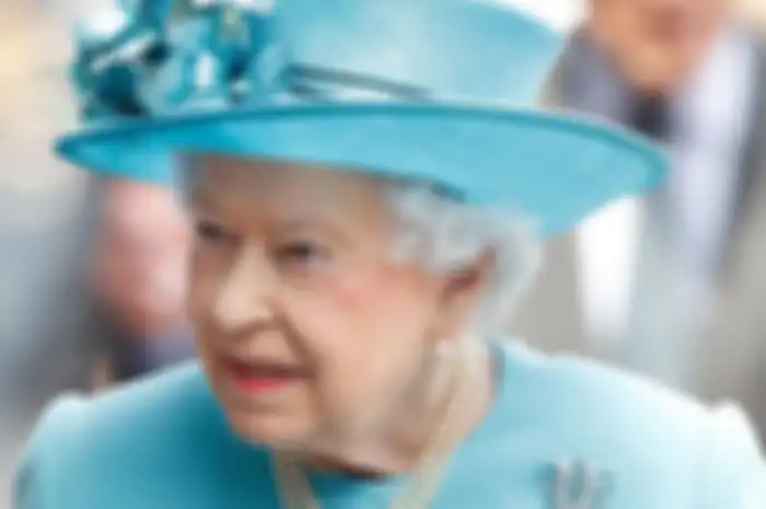 Perhiasan warisan Ratu Elizabeth II, kalung mutara tiga untai yang menjadi favoritnya.