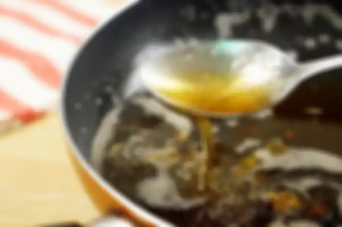 menghilangkan bau tengik pada minyak goreng bekas