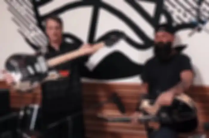 Kolaborasi Tony Hawk, Tim Armstrong, dan Fat Mike mainin lagu dari Operation Ivy.