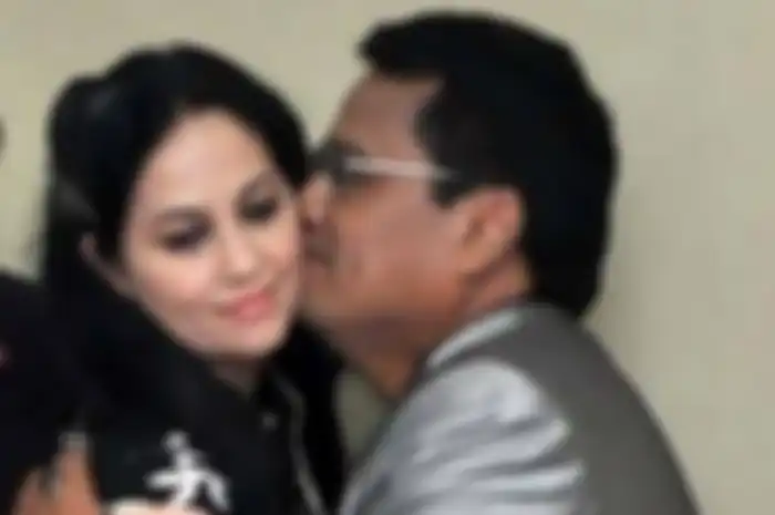 Ternyata ritual Meriam Bellina ini bikin Hotman Paris keenakan saat menjalin hubungan. Foto sang mantan dibahas. 