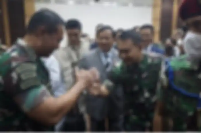 KSAD Jenderal Dudung bersalaman dengan Panglima TNI Jenderal Andika Perkasa. Respons anggota DPR Effendy Simbolon disorot.