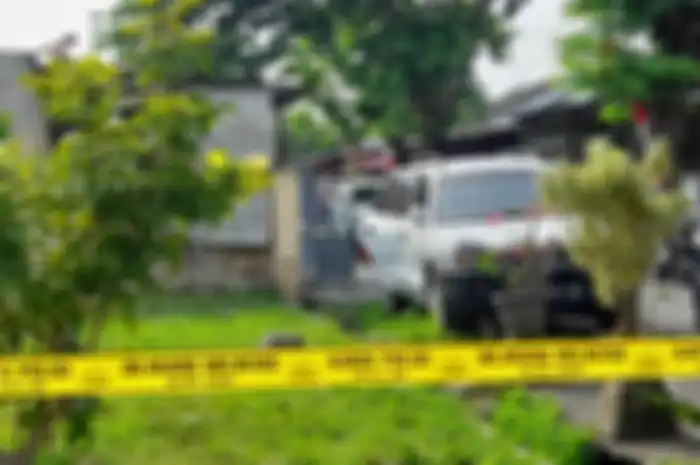 Lokasi sekitar rumah korban ledakan di Asrama Brimob Sukoharjo yang dipasangi garis polisi.
