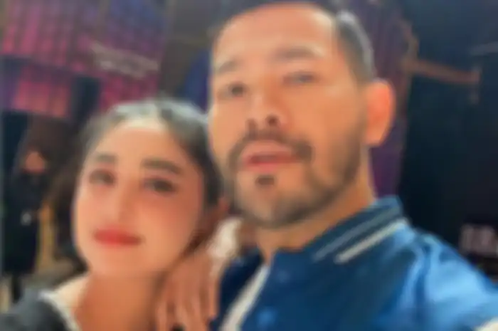 Dewi Perssik dan Rian Ibram. 