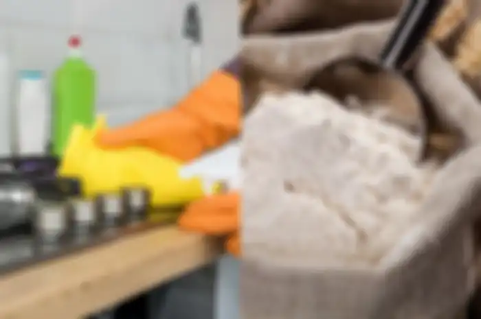 cuma modal tumpahkan tepung terigu di atas kompor bisa bersih seperti baru beli