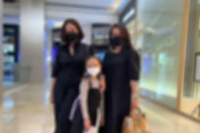 Ibunda Gisel Rita Marbun sampai dicueki netizen lantaran momen Gempi foto jalan-jalan sama mamanya disorot. 