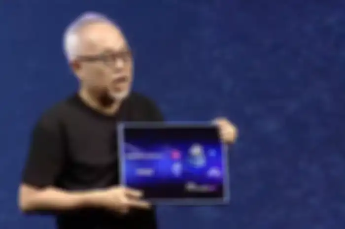 Pemimpin Divisi Layar Samsung J.S. Choi memperagakan prototipe dari PC 
