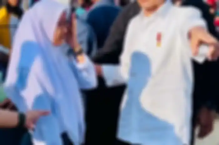Nangis HPnya rusak saat mengejar rombongan Jokowi, Pelajar di Buton dapat ganti HP baru