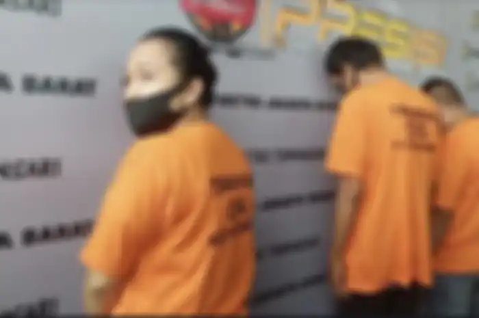 Sahabat Umi Elvy Sukaesih ungkap pesan menyentuh lewat foto si buah hati. Anak Imam S Arifin ditangkap polisi gegara penipuan motor.