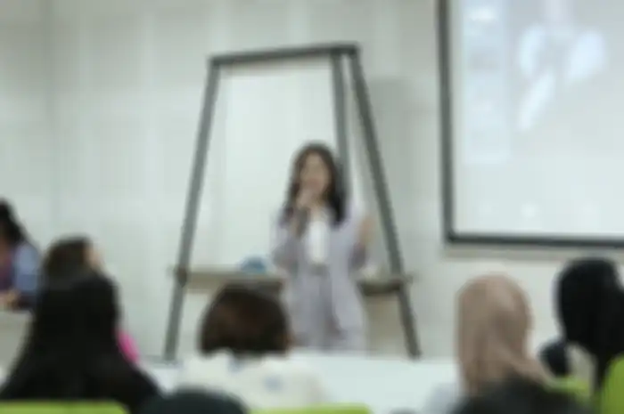 Prilly Latuconsina dalam pertemuan pertama mengajar di UGM mata kuliah Kajian Selebritas.