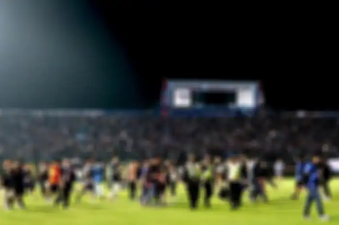 Suasana di area Stadion Kanjuruhan, Kepanjen, Kabupaten Malang, seusai kericuhan penonton yang terjadi seusai laga pekan ke-11 Liga 1 2022-2023 bertajuk derbi Jawa Timur, Arema FC vs Persebaya Surabaya, Sabtu (1/9/2022) malam.