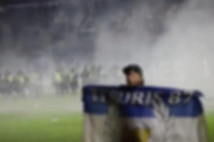 Inilah 9 foto pilu kerusuhan di Stadion Kanjuruhan Malang yang merenggut nyawa 2 polisi. Jenazah korban bergelimpangan bikin nyesek.