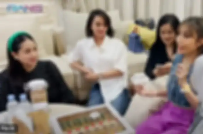 Nagita Slavina dan Ayu Dewi bersama Geng Cendol