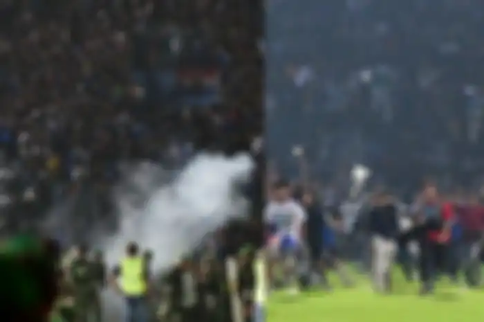 Suporter Arema FC, Aremania turun ke stadion usai laga Arema FC melawan Persebaya Surabaya 