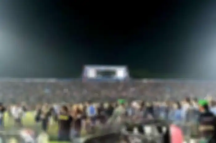 Suporter Arema FC, Aremania turun kedalam stadion usai laga Arema FC melawan Persebaya Surabaya dalam lanjutan Liga 1 2022 di Stadion Kanjuruhan, Kabupaten Malang, Sabtu (1/10/2022).