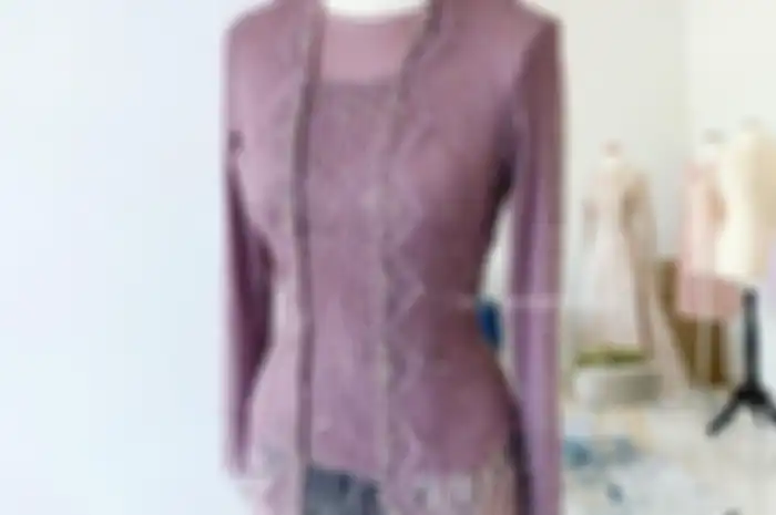 Model kebaya kutubaru dengan furing untuk pengguna hijab.