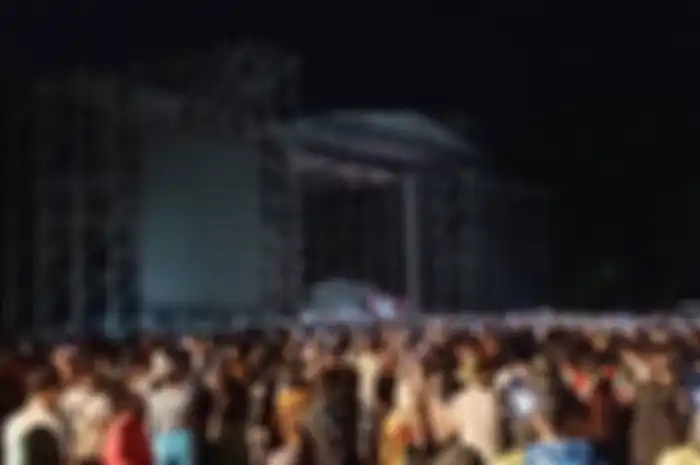 Konser Westlife minimalis tanpa lighting dan big screen saat tampil di Candi Prambanan, Minggu (2/10).
