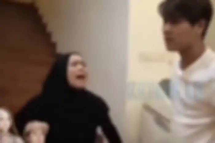 Kakak Rizky Billar singgung soal kapasitas rumah tangga Leslar. Kepala Lesti Kejora diperiksa dokter spesialis usai alami KDRT.