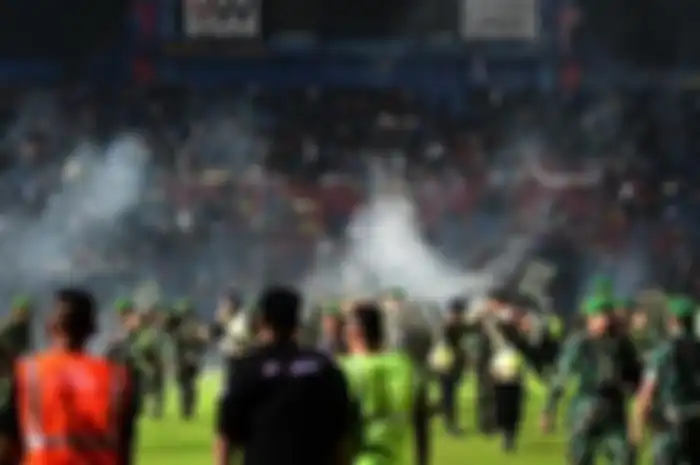 Penembakan gas air mata dilakukan saat terjadi kericuhan suporter Arema FC yang bentrok melawan polisi buntut kekalahan Arema FC dalam pertandingan Liga 1 melawan Persebaya Surabaya dengan skor 2-3 di Stadion Kanjuruhan, Malang, Sabtu (1/10/2022) malam.