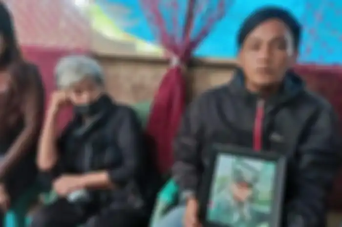 Keluarga Yafet Jorgern Rompis (54), warga Kota Manado, Sulawesi Utara, yang tewas diduga dibunuh (Kelompok Kriminal Bersenjata) KKB Papua.