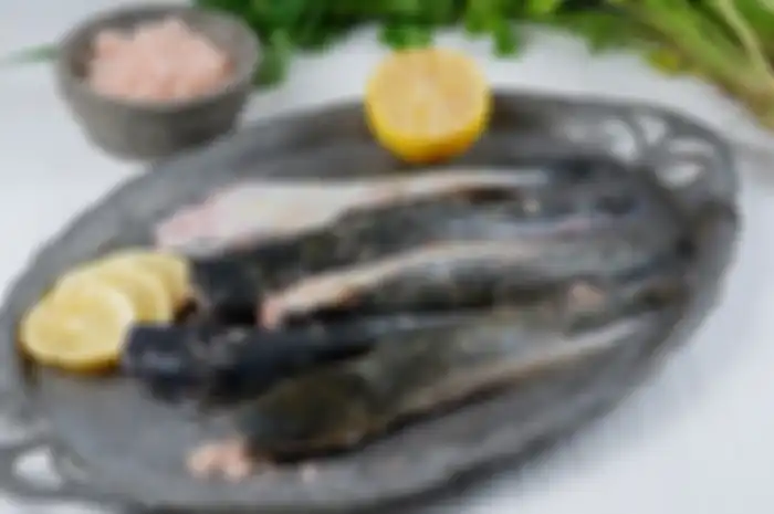 Salah satu cara membersihkan ikan lele berlendir adalah dengan memakai abu gosok