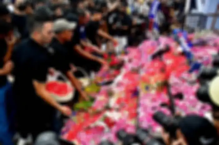 Pada Senin (3/10/2022), pemain dan official Arema FC berdoa dan tabur bunga untuk korban tragedi Kanjuruhan yang terjadi usai laga pekan ke-11 Liga 1 2022-2023 antara Arema vs Persebaya Surabaya.