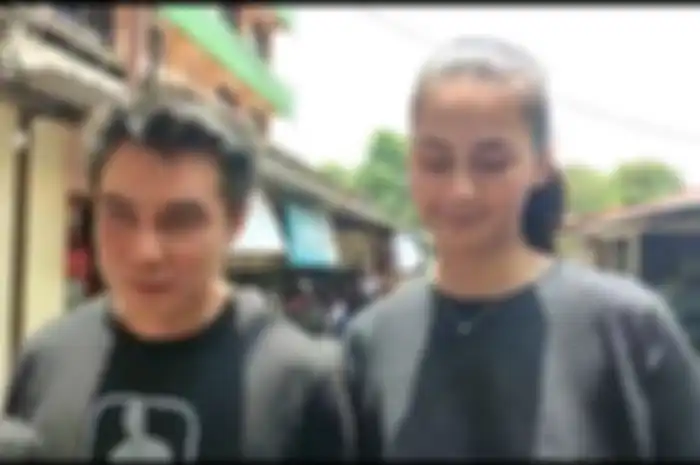 Baim Wong (kiri) dan Paula Verhoeven (kanan) mendatangi Polsek Kebayoran Lama, Jakarta Selatan pada Senin (3/10/2022).  