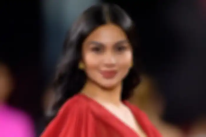 Ariel Tatum sukses pukau netizen dengan penampilannya di Paris Fashion Week.