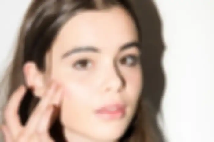 Ilustrasi reapply sunscreen tanpa merusak makeup