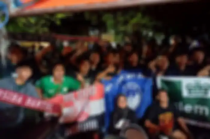 Beragam suporter bola solidaritas untuk korban tragedi Kanjuruhan Malang  di Stadion Mandala Krida, Yogyakarta Selasa (4/10).