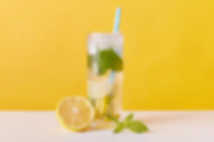 Infused water adalah campuran air mineral dengan sejumlah bahan segar.