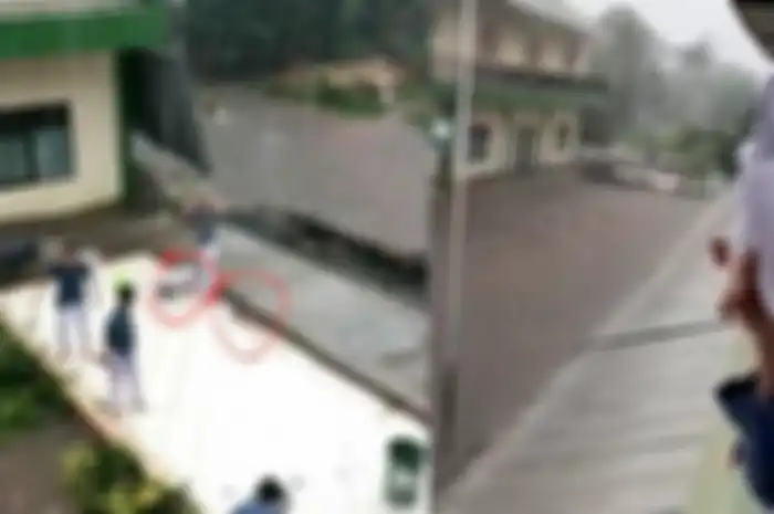 Tiga siswa MTSn 19 Pondok Labu Cilandak tewas usai tertimpa tembok sekolah yang roboh.