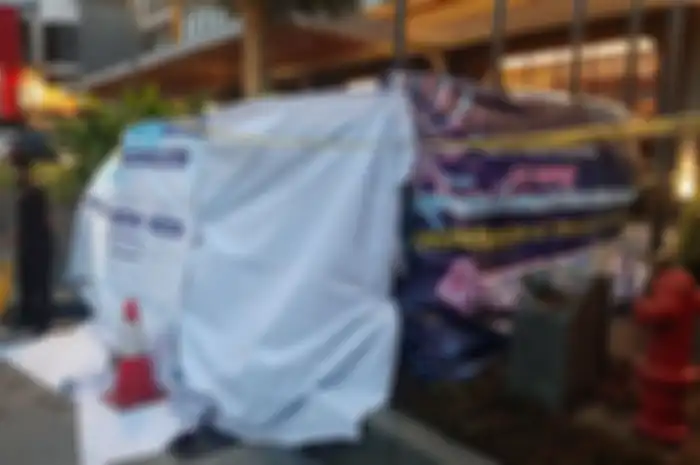 Garis Polisi terpasang dilokasi kejadian seorang pria yang diduga melompat dari lantai 11 Hotel Porta Jalan Colombo, Caturtunggal, Depok, Kabupaten Sleman Sabtu (8/10/2022) sore.