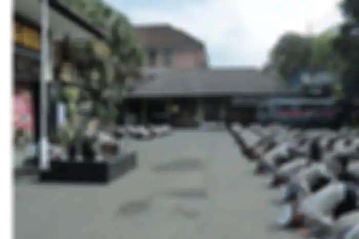 Anggota Polisi Polresta Malang Kota melakukan sujud masal untuk mendoakan korban Tragedi Kanjuruhan sekaligus meminta maaf. Sujud masal digelar di halaman Mapolresta Malang Kota, Senin (10/10/2022) pagi, dipimpin Kapolresta Kombes Pol Budi Hermanto.