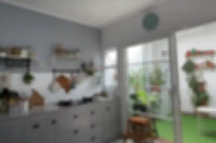 Dapur Minimalis dengan Storage Terbuka dan View ke Taman Mungil, Jadi Makin Nyaman di Dapur!