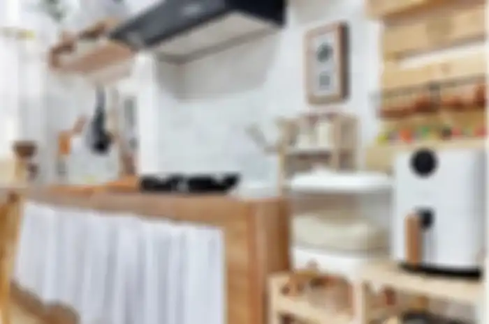 Gorden kain penutup jadi rahasia desain dapur minimalis agar sedap dipandang. Lihat 7 foto estetiknya yang memberi bukti. 