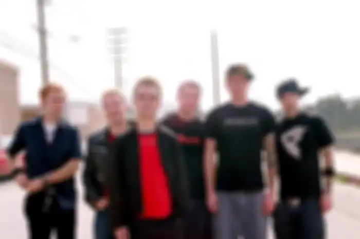 Blink-182 dan Green Day pernah tur bareng di tahun 2002.