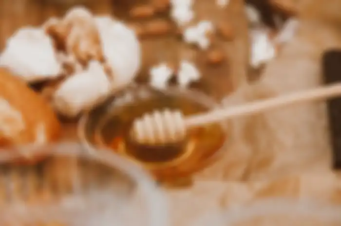 Salah satu efek samping minum madu berlebihan adalah menyebabkan kerusakan gigi.