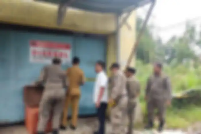 Rumah di Jalan Oscar Raya, Pamulang, Tangerang Selatan disegel Satpol PP karena diduga dijadikan tempat prostitusi online.