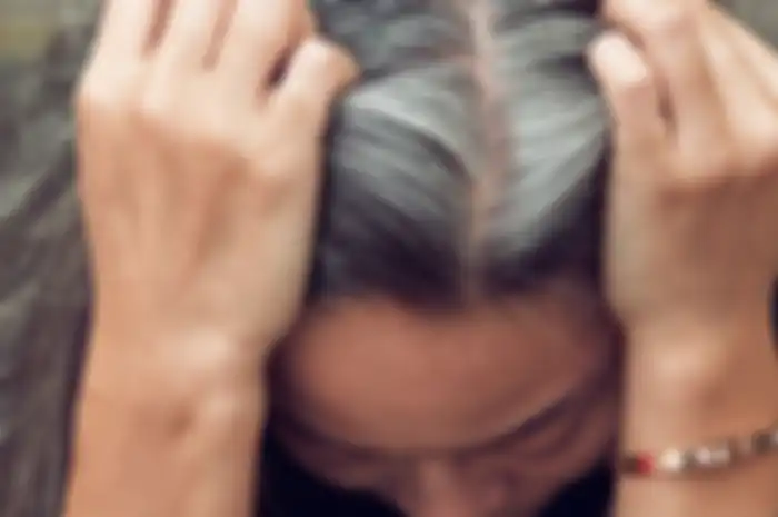 Cuma pakai minyak murah ini di kulit kepala dan rambut lalu pijat merata bisa bantu basmi dari uban