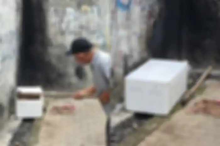Warga Gang Starada RT 02/RW 08, Bekasi Barat, Kota Bekasi digegerkan dengan adanya penemuan boks sterofoam yang menimbulkan bau bangkai yang begitu menyengat. 