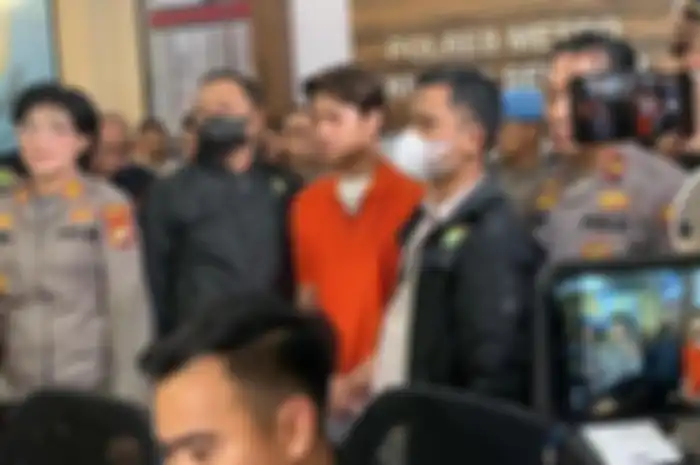 Penampilan perdana Rizky Billar setelah ditetapkan sebagai tersangka kasus KDRT terhadap Lesti Kejora.
